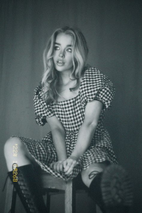 Girl sits on stool in a retro photoshoot, stool, photography, photos, girl, blinde, black and white, retro, booth by bryant Stool Pictures Photo Shoot, Barstool Poses, Stool Photoshoot, Breakup Photoshoot, Stool Photography, Retro Booth, Booth By Bryant, 21 Bday, Bday Pics