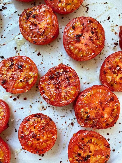 These broiled tomatoes are topped with honey, olive oil, and crushed chile peppers. Broiled Tomatoes, Roasted Heirloom Tomatoes, Tomato Snacks, Tomato Breakfast, Slow Roasted Tomatoes, Elegant Appetizers, Handmade Pasta, Gourmet Gift Baskets, Chile Pepper