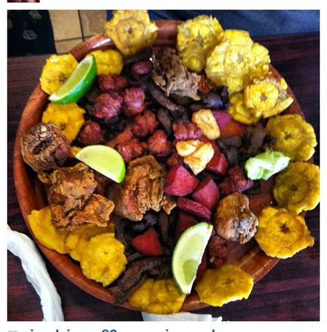 Picadera dominicana( longaniza , chicharrón de pollo, queso frito, tostones, salchichón ) Dominican Republic Food, Hispanic Dishes, Dominican Food, Hispanic Food, Island Food, Love Girl, Smile Food, Friends Love, Latin Food