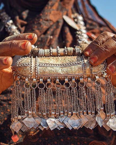 Omani Traditional Silver Jewellery Omani Jewellery, Perfume Moodboard, Arabian Peninsula, Arab Culture, Gold Jewellry, Heritage Jewellery, Traditional Dance, Wedding Costumes, Traditional Clothes