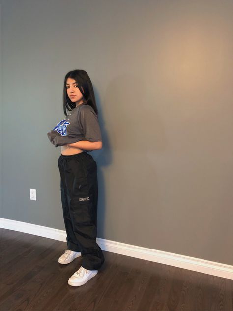 Cargo Pants Oversized Shirt Outfit, Cargo Pants Outfit With Oversized Shirt, Cargos With Oversized Shirt, Cargo Pants Oversized Shirt, Oversized Cargo Pants Outfit, Shirt And Cargo Pants, Looks Hip Hop, Tomboy Style Outfits, Streetwear Fashion Women