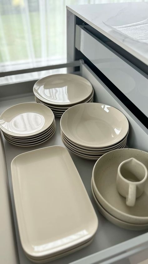 Aesthetic Kitchen Plates, Plates And Cups Organization, Homeware Aesthetic, Aesthetic Homeware, Cozinha Aesthetic, Cute Kitchen Utensils, House Decorations Ideas, Kitchen Remodel With Island, Kitchen Decor Collections