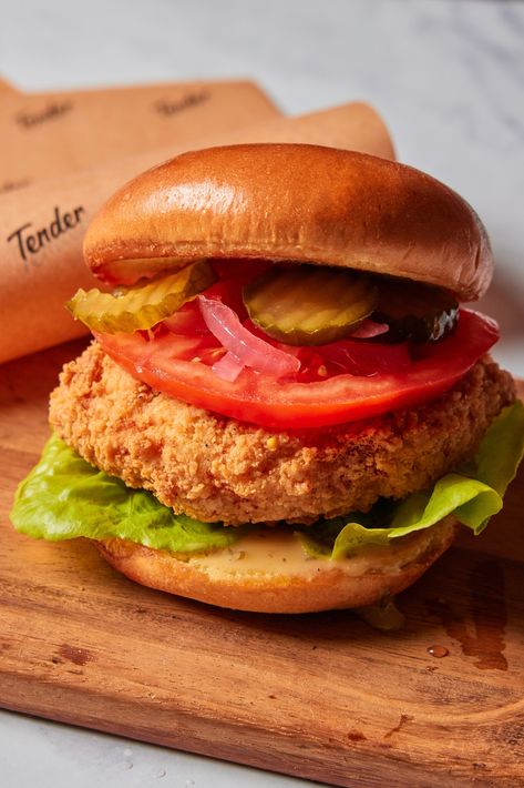 We chat with Tender Food about their plant-based meat alternatives 🍔 and their use of noissue packaging for an all-around sustainable food experience 🌱 Read it here! Noissue Packaging, Deli Tray, Food Wrapping Paper, Food Experience, Meat Alternatives, Fried Chicken Sandwich, Sustainable Food, Food Experiences, Meat Lovers