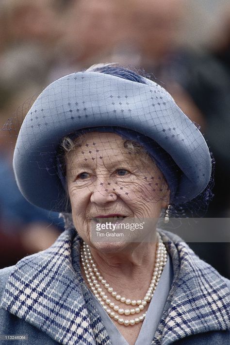 The Queen Mother (1900 - 2002), wearing a blue upturned hat and a veil, in Scrabster Harbour, Scrabster, Scotland, Great Britain, 15 August 1992. Queen Mother Elizabeth, Princesa Elizabeth, Queen Mom, The Queen Mother, Queen Mum, Rainha Elizabeth Ii, Mother Pictures, Royal Family England, Camilla Parker Bowles