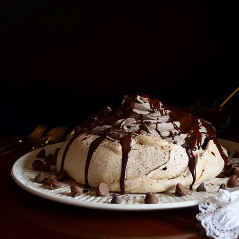 Nutella Meringues, Chocolate Pavlova Recipe, Homemade Hot Fudge Sauce, Christmas Pavlova, Chocolate Pavlova, Pavlova Dessert, Homemade Hot Fudge, Cannellini Bean, Chocolate Meringue