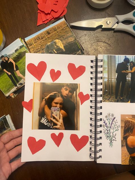 Photo Album Relationship, Bf And Gf Scrapbook, Cute Photo Album Ideas For Boyfriend, Bf Gf Scrapbook, 1 Year Anniversary Photo Album Ideas, Cool Scrapbook Ideas Creative, Relationship Photo Album Ideas, Love Note Ideas Creative, Boyfriend Photo Album Ideas