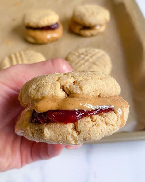 Healthy Recipes on Instagram: “Amazing Vegan Peanut Butter and Jelly Cookies By @upbeetandkaleingit This cookie is beyond simple and made with minimal ingredients that…” Peanut Butter And Jelly Cookies, Pb J Sandwiches, Pb And J, Peanut Butter Dessert Recipes, Chocolate Peanut Butter Cupcakes, Jelly Cookies, Peanut Butter Cupcakes, Nut Free Recipes, Chocolate Peanut Butter Cookies