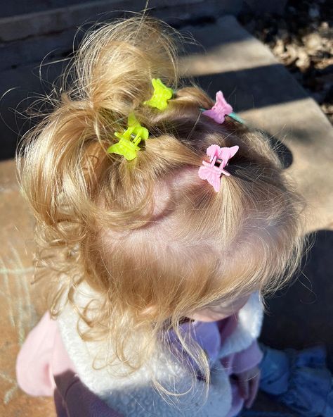 𝐏𝐨𝐨𝐤𝐢𝐞’𝐬 𝐛𝐮𝐭𝐭𝐞𝐫𝐟𝐥𝐲 𝐡𝐚𝐢𝐫. Hairstyles Butterfly, Girls Hairstyles Easy, Toddler Hairstyles Girl, Clip Hairstyles, Butterfly Clips, Hairstyles Easy, Butterfly Hair, Toddler Hair, Girls Hair