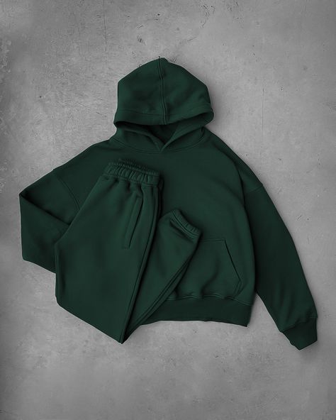 Made from the same soft material as our blank hoodies, these sweatpants feature a relaxed fit, welt hand pockets, and elasticized cuffs. 100% Cotton Elasticized waistband with drawstring Model is 6'1 wearing size L Dark Green Streetwear, Mens Comfy Outfits, Sweatsuit Outfits, Outfits Sweatpants, Bulls Wallpaper, Blank Hoodies, Athletic Aesthetic, Green Sweatpants, Classy Outfits Men