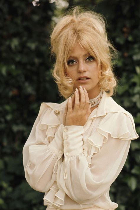 Hollywood Legend Goldie Hawn’s Fashion Influence on Her 71st Birthday | Vogue Goldie Hawn Kurt Russell, Famous Blondes, Goldie Hawn, Actrices Hollywood, Retro Hairstyles, 1970s Fashion, Kate Hudson, Vintage Beauty, 70s Fashion