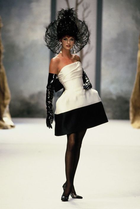 modernized hip embellishment structure like 18th century Panniers Runway Fashion Couture, Vintage Runway, Mode Chanel, Chanel Collection, Chanel Couture, Chanel Haute Couture, Linda Evangelista, Claudia Schiffer, Chanel Fashion