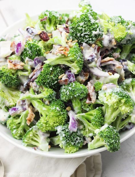 Skinny Greek Yogurt Broccoli Salad - A simple veggie dish that combines fresh broccoli spears, dried cranberries, and a sweet creamy dressing made with greek yogurt! It's the perfect healthy side dish to any winter meal! Muffin Vegan, Fruit Salad With Yogurt, Broccoli Salad Recipe, Salad Recipes Video, Pea Salad, Side Dish Recipes Easy, Easy Side Dish, Veggie Salad, Fresh Broccoli