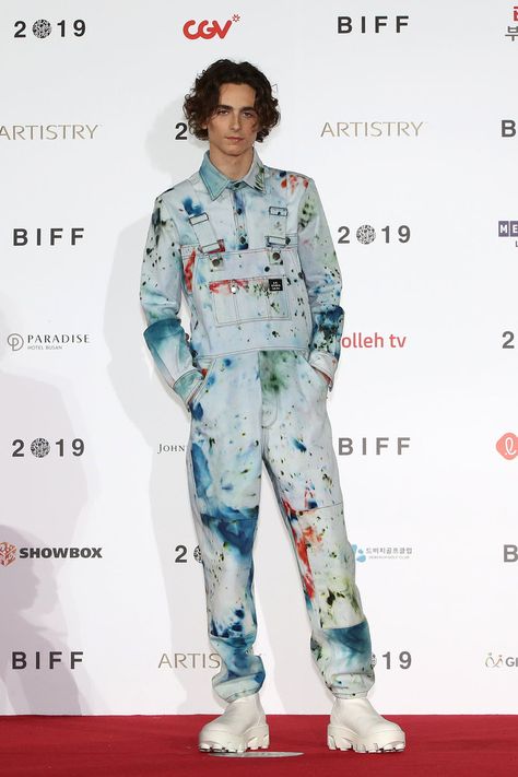 Timothée Chalamet Wore Paint-Splattered Overalls on the Red Carpet Oscar Dresses Best Red Carpet Looks, Timothee Chalamet Red Carpet, Kardashian Red Carpet, Bella Hadid Red Carpet, Iconic Red Carpet Looks, Costume Noir, Best Red Carpet Looks, Red Carpet Look, Traje Casual