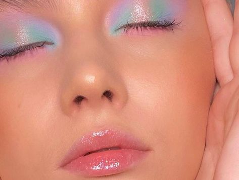 Holographic Makeup Eyeshadow, Opal Eyeshadow, Iridescent Eye Makeup, Holographic Eye Makeup, Colourful Eyeshadow Looks, Pastel Makeup Looks, Eyeshadow Makeup Looks, Spring Makeup Ideas, Euphoria Theme