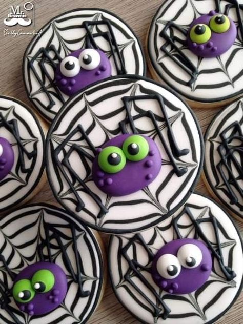 Diy Halloween Display, Spider Sugar Cookies Halloween, Spider Web Cookies Decorated, Circle Halloween Sugar Cookies, Monster Decorated Cookies, Halloween Iced Cookies, Halloween Cookie Designs, Spider Web Cookies, Royal Icing Sugar Cookies