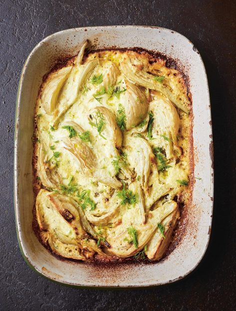 Jamie Oliver’s Fennel Gratin with Garlic, Cream and Cheese Cheese Gratin, Fennel Gratin, Cheesy Leeks, Roast Beef Recipe, Fennel Recipes, Jamie Oliver Recipes, Beef Recipe, Creamy Cheese, Cheese Serving