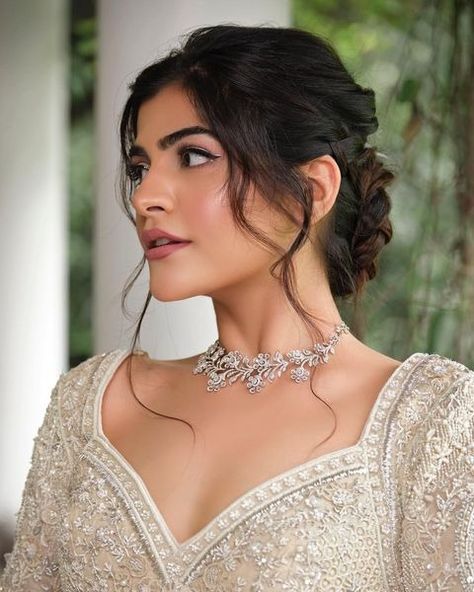 hairgame by ishant (@ishantkohli_hair) • Instagram photos and videos Easy Bun Hairstyles For Long Hair, Hairstyles For Gowns, Bridal Hairstyle Indian Wedding, Hair Style On Saree, Indian Wedding Makeup, Saree Hairstyles, Wedding Bun Hairstyles, Engagement Hairstyles, Bridal Hair Buns