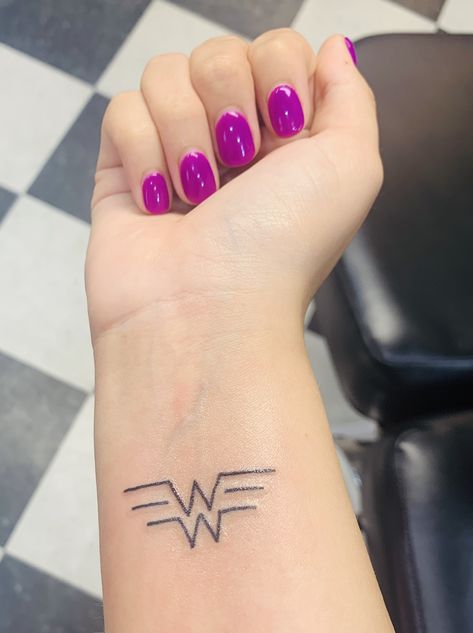 Wonder Woman tattoo 💕 Woman Tattoo Ideas, Wonder Woman Tattoo, Anklet Tattoos, Woman Tattoo, Marvel Tattoos, Make Tattoo, 3d Tattoos, Poke Tattoo, Baby Tattoos