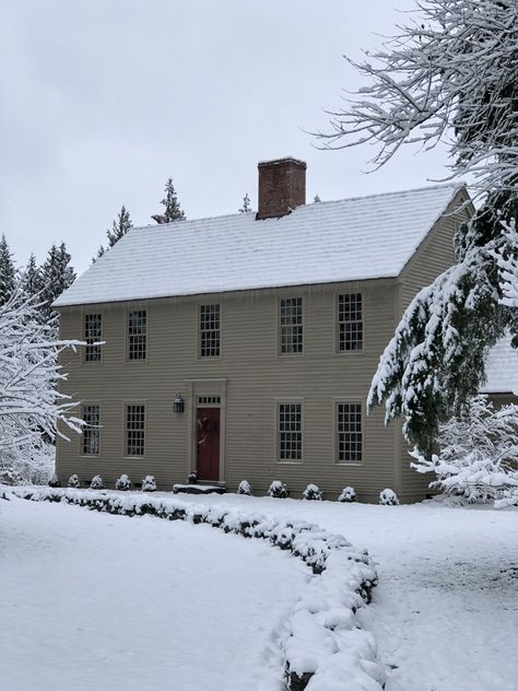 Salt Box House Addition, Saltbox House Interior, 1870 Farmhouse, American Colonial House, Saltbox House Plans, Old Colonial Homes, Lovely Houses, Salt Box House, Saltbox House