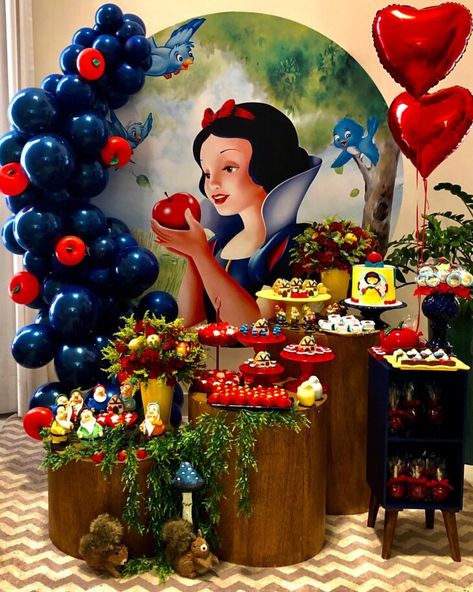 Festa Branca de Neve: 160 ideias e tutoriais para um evento lindo Snow White Birthday Party Ideas, White Birthday Party Ideas, Snow White Cake, White Birthday Party, Forest Birthday Party, Snow White Birthday Party, Princess Birthday Party Decorations, Forest Birthday, Snow White Birthday