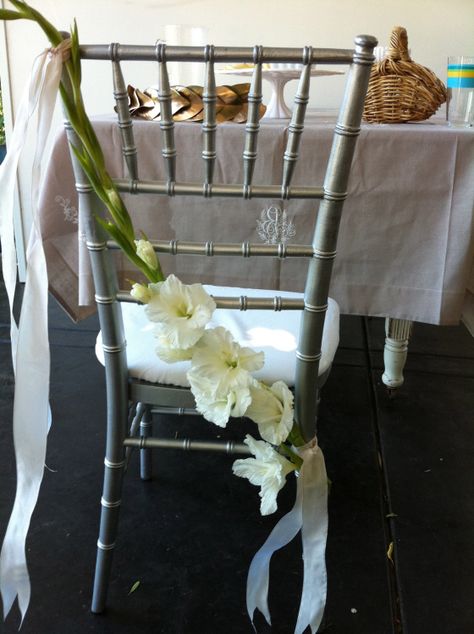 lovely and simple. Gladiolus Flower Arrangements Wedding, Wedding Gladiolus, Gladiolus Wedding Bouquet, Growing Gladiolus, Gladiolus Wedding, Ariella Chezar, Gladiolus Arrangements, Wedding Table Deco, Full Bouquet