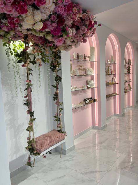 Mirror Wall Decor Beauty Salon, Floral Salon Decor, High End Nail Salon, Beauty Room Ideas Salon, Beauty Shop Decor, Beauty Room Salon, Flower Shop Decor, Esthetician Room Decor, Flower Shop Design