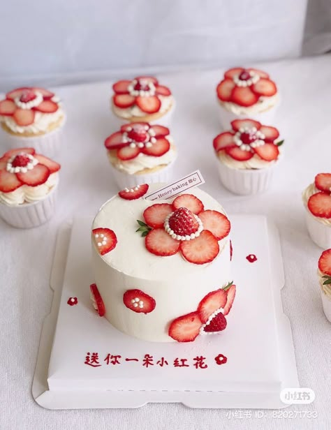 Asian Strawberry Cake, Asian Cake Decoration, Cake Decor With Fruits, Korean Fruit Cake, Strawberry Bento Cake, Korean Strawberry Cake, Birthday Snacks Ideas, Korean Cake Design, Chinese New Year Desserts