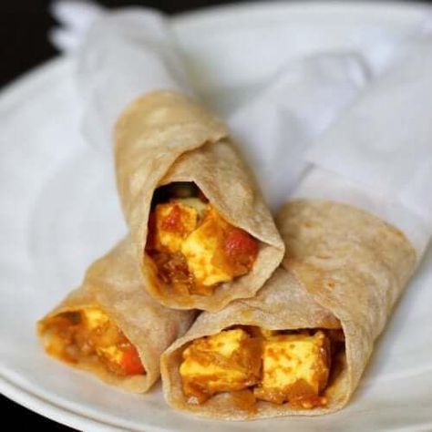 Paneer Roll Recipe, Paneer Frankie, Roomali Roti, Paneer Roll, Paneer Kathi Roll, Bhatura Recipe, How To Make Paneer, Paneer Tikka, Green Chutney