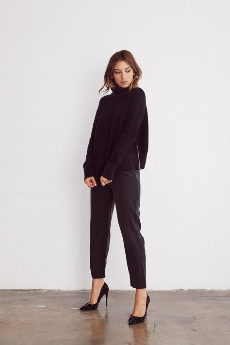 9aa42b31882ec039965f3c4923ce901bdesc44010059ri Work Outfits Frauen, Looks Adidas, Minimalist Moda, Summer Work Outfits, Turtle Neck Sweater, Looks Black, Mode Inspo, Looks Chic, 가을 패션