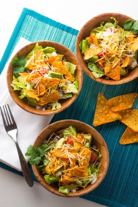 The best junk food hack ever! Delicious taco salad topped with cheesy Doritos. Amazing flavor!! Nacho Salat, Healthy Junk Food, Taco Salad Doritos, Best Junk Food, Tortilla Chip Recipe, Junk Foods, Nacho Chips, Healthy Version, Junk Food Snacks