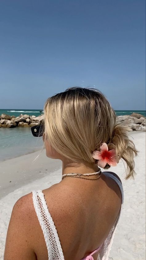 Quick Summer Hairstyles, Beach Hair Color, Hawaiian Flower Hair, Beach Blonde Hair, Tropical Hair, Easy Beach Hairstyles, Dunner Wordend Haar, Vacation Hairstyles, Beachy Hair