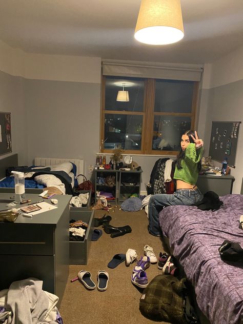 #room #exchangeyear #erasmus #aesthetic #room #studentlife #studentlifehacks #friends #friendship Roomates Aesthetics Friends, Erasmus Aesthetic, University Apartment, Friends Apartment, Vision Board Pics, Dormitory Room, Student Room, Second Semester, College Friends