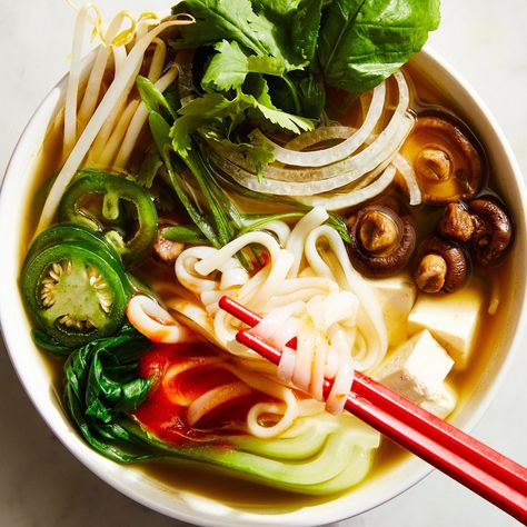 Delish Veg Beef Soup, Pho Noodle Soup Recipe, Vegan Pho Recipe, Vegetarian Pho, Pho Noodle Soup, Vegan Pho, Vegetable Gravy, Pho Recipe, Easy Steak Recipes