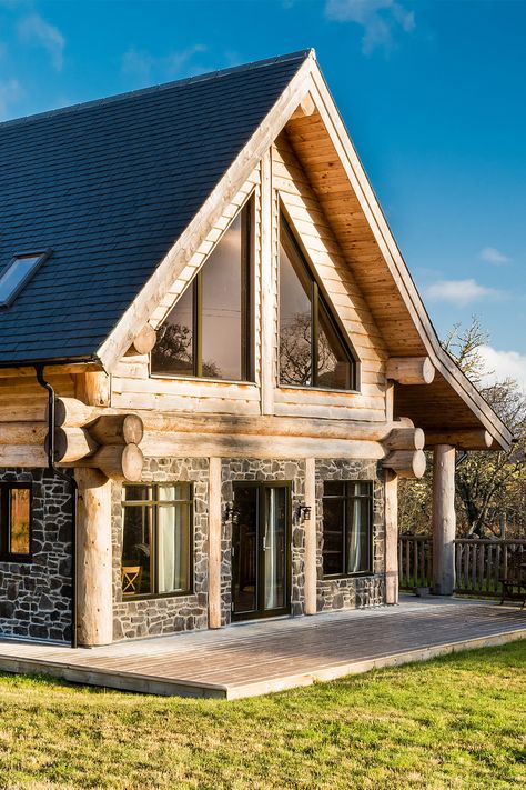 Log Houses Exterior, Log House Exterior, Log Cabin Homes Exterior, Lindal Homes, Traditional Log Cabin, Log Cabin House, Log Homes Exterior, Casas Country, Luxury Log Cabins