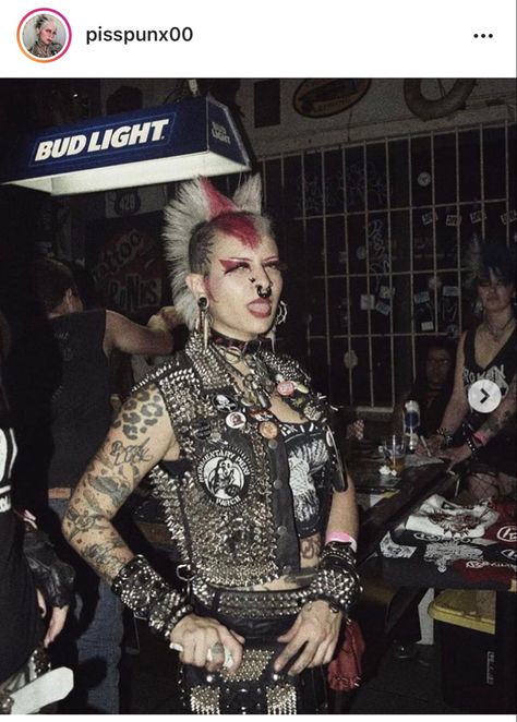 Crust Punk Outfits, Hardcore Punk Fashion, Crust Punk Style, Crust Punk Aesthetic, Alt Subcultures, Punk Ideas, Punk Rock Girls, Punk Subculture, Punk Outfit