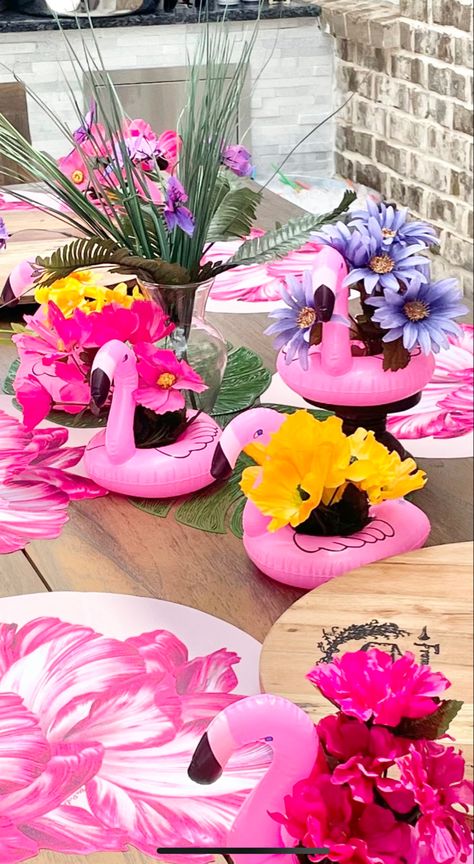 Flamingo Flower Arrangement, Tropical Tea Party, Pool Party Table, Housewarming Party Themes, Tropical Pool Party, Birthday Flamingo, Flamingle Party, Christmas Party Table Decorations, Hawaii Themed Party