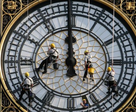 Workmen clean the clock face of St Stephens Tower which houses Big Ben in London Big Clock, Big Ben Clock, Sundials, Time Keeper, Time Stood Still, Crochet Creations, Visit London, Tick Tock, Clock Tower