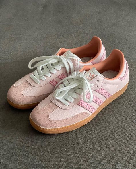 Trending Aesthetic, Shoe Wishlist, Funky Shoes, Adidas Spezial, Fancy Shoes, Shoe Inspo, Aesthetic Shoes, Swag Shoes, Red Adidas