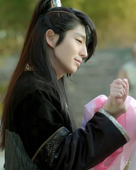 Kdrama Stills, Lee Joongi Flower Of Evil, Lee Joon Gi Boyfriend Material, Lee Joon Gi Wallpaper, Scarlet Heart Ryeo Wallpaper, Lee Joon Gi Moon Lovers, Moon Lovers Drama, Lee Joon Gi Selfie, Wang So