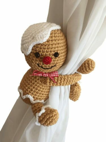 Hermoso muñecos de Jengibre amigurumi. Un regalo perfecto para estas próxima navidad Crochet Xmas, Crochet Christmas Decorations, Crochet Curtains, Holiday Crochet, Crochet Christmas Ornaments, Christmas Crochet Patterns, Fun Crochet Projects, Crochet Toys Patterns, Christmas Knitting