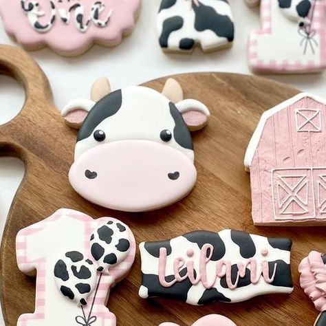 Cow Sugar Cookies Decorated, Cow Birthday Cookies, Cow Cookies Decorated, Cow Sugar Cookies, Cutout Cookie, Cow Cookies, Farm Cookies, Royal Iced Cookies, Royal Icing Transfers