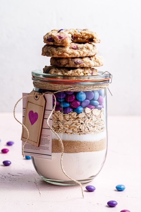 Vegan Desserts In A Jar, Cookie Mix In A Jar Recipe, Vegan Gift Basket, Cookie Mix Jar, Cookie Mix In A Jar, Cookie Jar Gifts, Mason Jar Cookies Mix, Mix In A Jar, Egg Free Cookies