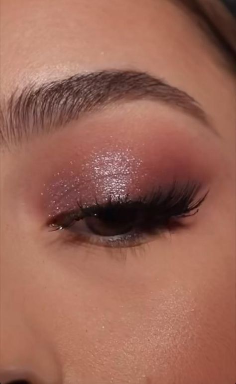 Eyeshadow Looks For Red Dress, Senior Prom Hairstyles Medium Length, Light Natural Eyeshadow, Simple Eye Makeup For White Dress, Gold And Pink Eye Makeup, Light Eye Shadow Looks, Pink Neutral Eyeshadow Looks, Makeup For Dusty Pink Dress, Eyemakeup Brown Natural