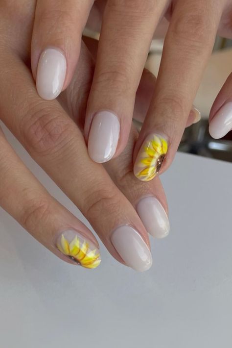 42+ Shine All Summer Long with Stunning Sunflower Nails August Themed Nails, Sunflower Almond Nails, White Sunflower Nails, Sunflower Nails Design, Sunflower Nail, Sunflower Nail Art, Country Nails, Sunflower Nails, Plain Nails