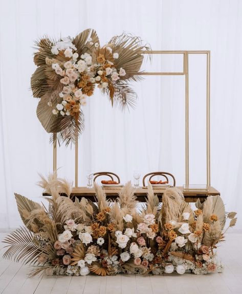 Brown Wedding Backdrop, Sweetheart Table Wedding Pampas, Bouquet Stand, Brown Wedding Themes, Boho Glam Wedding, Wedding Stage Decor, Wedding Backdrop Decorations, Brown Wedding, Wedding Decor Style