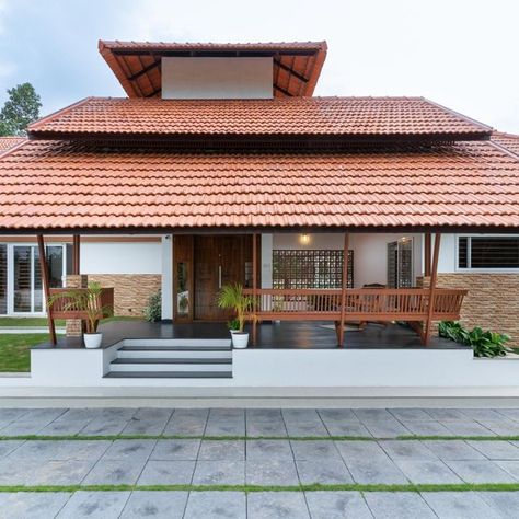 Kerala Sitout Designs, Courtyard Roofing Ideas, Kerala House Sitout Design, Sit Out Ideas House Kerala, Sitout Designs, Kerala Traditional House, Modern Courtyard, Courtyard House Plans, Indian Home Design