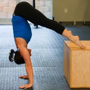 Follow this four-week cycle to achieve better handstands, freestanding handstand push ups, press handstands, and handstand walking. Press Handstand, Handstand Push Up, Hand Stand, Planet Fitness, Yoga Mantras, Yoga Iyengar, Yoga Moves, Strength Conditioning, Acro Yoga