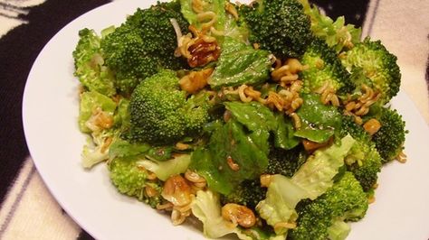 Crunchy broccoli and romaine lettuce are tossed with an Asian-style sweet and sour dressing, then topped with ramen noodles for a refreshing salad good with any meal! Toss Salad, Rice Salads, Broccoli Salad With Cranberries, Crunchy Broccoli, Chinese Chicken Salad, Romaine Salad, Crunchy Salad, Romaine Lettuce Salad, Tossed Salad