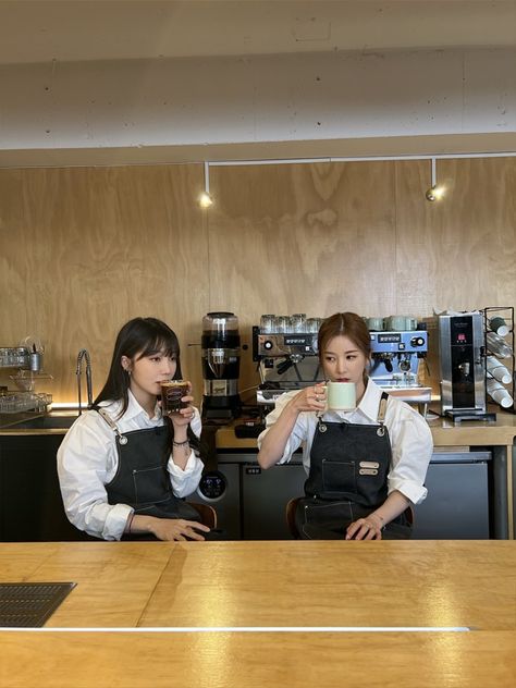 Ulzzang Barista, Restaurant Waitress Aesthetic, Waiter Aesthetic, Barista Uniform, Barista Outfits, Cafe Uniform, Pasta Shop, Cafe Barista, Modern Coffee Shop