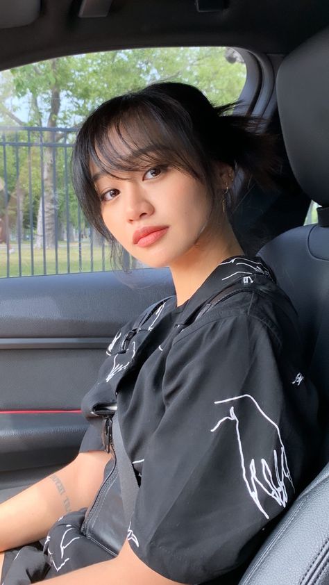 IG: hangtw Hangtw Instagram, Haircut For Chubby Face, Random Port, Korean Hairstyles, Crossing Lines, Bangs For Round Face, Bangs With Medium Hair, Wispy Bangs, Hair Stylies